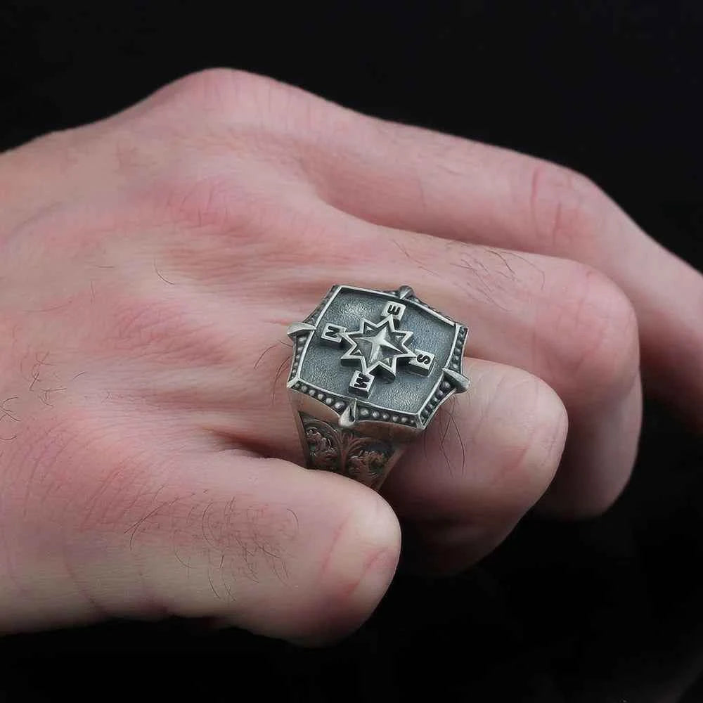 Chevalière Homme en Argent 925 – Symbole de la Boussole & Gravures Artisanales - BIJOUNOUR